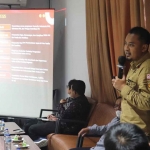 Komisioner KPU Kabupaten Kediri Divisi SDM dan Sosdiklih, Nanang Qosim, saat memberi pemaparan. Foto: Ist