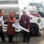 Walikota Tri Rismaharini saat menerima bantuan mobil secara simbolik dari PGN Jatim. foto: nur faishal/harian bangsa
