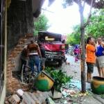 Diduga rem blong truk seruduk rumah dikawasan Jalan Gadelsari.
foto: ekosuyono/HARIAN BANGSA

