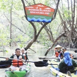 Wali Kota Surabaya, Eri Cahyadi, bersama istrinya saat mencoba Wahana Perahu Kano di Romokalisari Adventure Land.