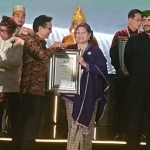 Menteri Kesehatan Budi Sadikin Gunadi saat memberikan piagam penghargaan kepada Pj Wali Kota Kediri Zanariah di Jakarta, Selasa (28/11/2023).
