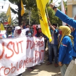 Puluhan Aktivis PMII Tuban saat menggelar aksi demo di depan Kantor Dinas Sosial Pemberdayaan Perempuan dan Perlindungan Anak (Dinsos P3A) Tuban. (foto: ist).