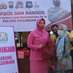 Ketua Bhayangkari Cabang Pasuruan Ny. Hilda Erick Frendriz saat memberikan tali asih berupa sembako kepada salah satu warga Sidowayah.