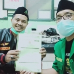 M. Mundir (kiri) resmi mundur sebagai kandidat, untuk mendukung Abdul Holil sebagai calon ketua dalam Konfercab GP Ansor Surabaya. (foto: ist)