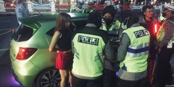 Tekan Angka Kecelakaan Akibat Minuman Keras, Satlantas Polrestabes Surabaya Gelar Razia Malam