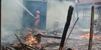 Diduga Konsleting Listrik, Rumah Warga di Tuban Hangus Terbakar