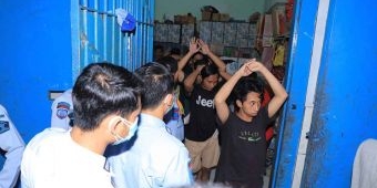 Komitmen Brantas Halinar, Petugas Gabungan Geledah Kamar Warga Binaan Lapas Sidoarjo