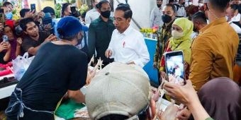Dampingi Presiden Tinjau Pasar Wonokromo, Khofifah: Stabilkan Harga Beras, Gencarkan Operasi Pasar