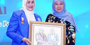 Gubernur Khofifah Dinobatkan sebagai Tokoh Wanita Inspiratif oleh IWAPI Jatim