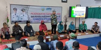 Ini yang Dilakukan Bupati Situbondo saat Salurkan Insentif untuk Ketua RT di Kecamatan Suboh