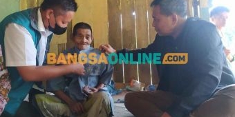 Berkunjung ke Sampang, Kemensos Bantu Kebutuhan Kakek Penderita Hernia