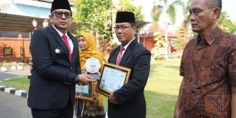Pj Wali Kota Mojokerto Serahkan Penghargaan di Peringatan Harkitnas 2024