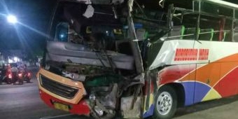Perbaiki Truknya, Seorang Sopir di Kota Probolinggo Ditabrak Bus 