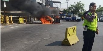 Mobil Karimun Merah Plat L Habis Terbakar di Sidoarjo