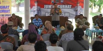 Jumat Curhat, Polrestabes Surabaya Bagikan 70 Sembako di Babatan Wiyung
