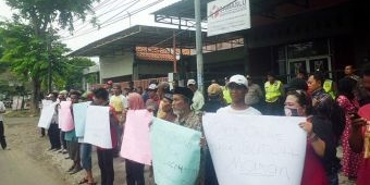Buntut Pidato Prabowo Terkait Profesi Tukang Ojek, KOMM Gelar Aksi di Depan Bawaslu Mojokerto 