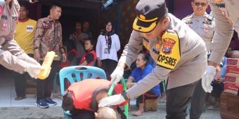 Peringati Hari Lahir Polwan, Kapolres Ngawi Bercengkrama Hingga Potong Kuku Pasien ODGJ