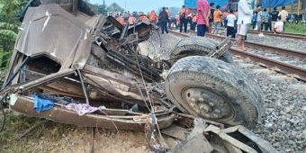Mogok, Truk Gandeng Disambar Kereta Api di Jombang