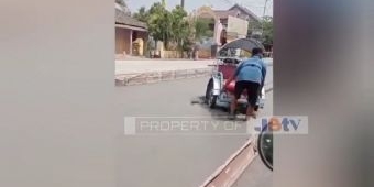  Viral, Bentor di Jombang Terjebak Jalan Cor Basah