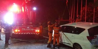 Mabuk, Pasangan Sejoli di Surabaya Tabrak Tiang Jalan Manyar Kertoarjo