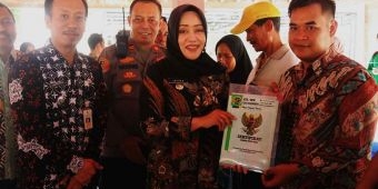 Bupati Mojokerto Bagikan 783 SHM ke Warga Ngarjo