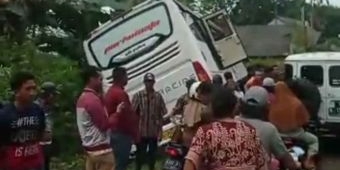 Rem Blong, Bus Pariwisata di Lumbang Probolinggo Tabrak 6 Kendaraan