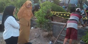 Masuk RTH, Kadis LH Gresik Hentikan Penggalian Pekerjaan Pemasangan Reklame di Desa Randuagung