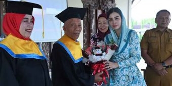 Ketua TP PKK Trenggalek Mewisuda 28 Peserta Sekolah Lansia Tangguh