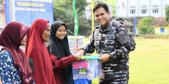 Peduli Gempa Tuban, TNI AL Bagikan 1.000 Paket hingga Pendampingan Trauma Healing