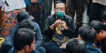 Meskipun Diguyur Hujan, Bupati Pamekasan Temui Massa Demo Mahasiswa Unira