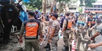 Satpol PP Kota Malang Tertibkan Warung di Trotoar Jalan Diponegoro