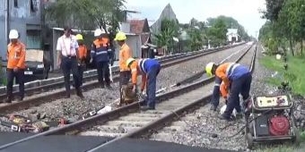 Masuki Musim Hujan, PT KAI Daop 9 Jember Lakukan Pengecekan Perlintasan