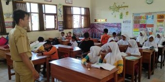 Gaji Hanya Rp200 Ribu, Guru Honorer di Kediri ini Belikan Sepatu dan Dasi untuk Muridnya