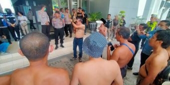 Belasan Aktivis Telanjang Dada Tolak Perubahan Perda RTRW Kabupaten Pasuruan