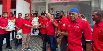 DPC PDIP Kabupaten Kediri Bagikan Bingkisan ke Pengurus PAC dan Ranting