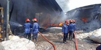 Gudang Rongsokan di Sidoarjo Alami Kebakaran Hebat, Maling Motor Beraksi Saat Warga Panik