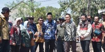 Berharap Rampung Tepat Waktu, Bupati Sidoarjo Pantau Betonisasi Jalan Desa Banjarpanji