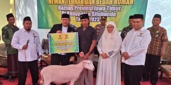 Serahkan Bantuan Bedah Rumah dan Ternak di Situbondo, Baznas Harap Sinergi Elemen Masyarakat
