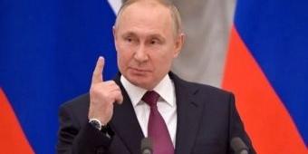 Vladimir Putin Mengesahkan Undang-Undang Anti-LGBT
