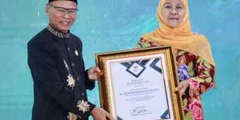 Gubernur Khofifah Raih Penghargaan dari DPP APWI atas Kontribusi Pengembangan Kompetensi SDM ASN