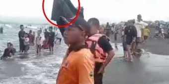 Relawan Peringatkan Wisatawan yang Mandi di Pantai Paseban Jember dengan Kantong Jenazah
