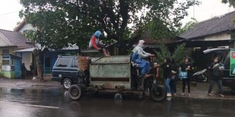 Relawan Siber Kediri Bagi-Bagi Takjil Kepada Pengguna Jalan