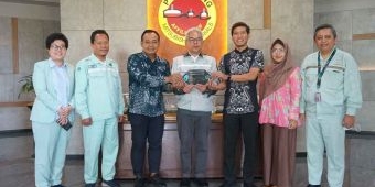 Pertama, PT Smelting Terima Plakat SLF dari DPMPTSP Gresik