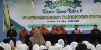 215 Murid SD Muhammadiyah 1 Sidoarjo Diwisuda