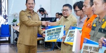 Sebagai Penyemangat Keterbukaan Infomasi, Wali Kota Maidi Serahkan PPID Award Kota Madiun