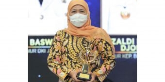 Gubernur Khofifah Borong Tiga Kategori Penghargaan di Anugerah 