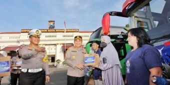 Kapolrestabes Surabaya Lepas 2 Bus Balik Mudik ke Jakarta
