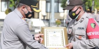 Kapolres Situbondo Beri Penghargaan 10 Personel Polsek Banyuputih Berprestasi