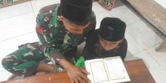 Pengabdian untuk Rakyat, Personel Satgas TMMD ke-117 Jadi Guru Ngaji di TPQ Subulussalam