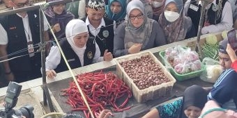 Gubernur Khofifah Pantau Pasar Tradisional Panarukan Situbondo, Harga Bahan Pokok Stabil